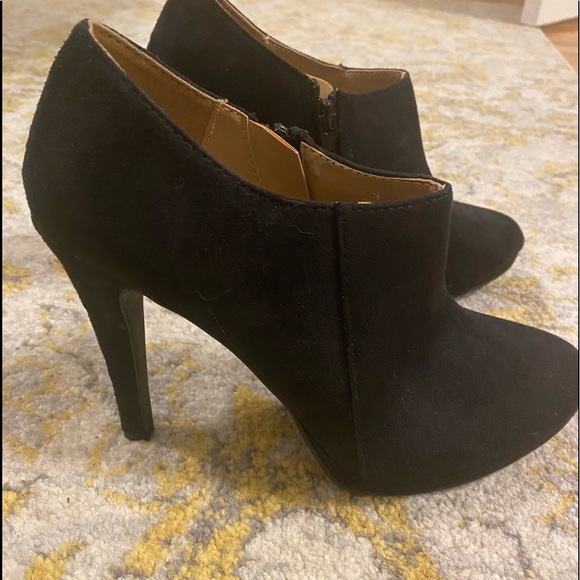 Adorable booties - Picture 3 of 6